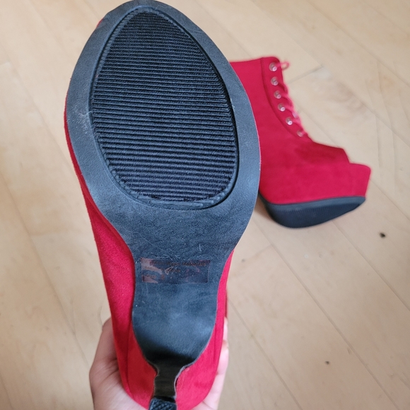 Red Suede Heels, Size 9 - Picture 4 of 7